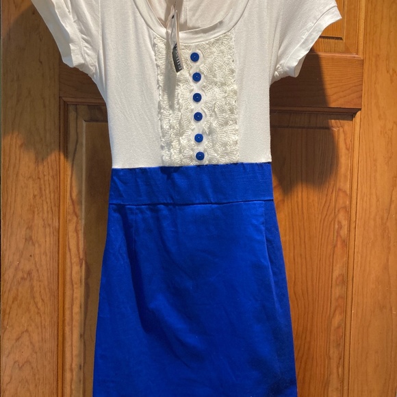 NWT Brand Ellison Blue & White Short Sleeve Dress W/Tie Back Size Small - Picture 2 of 5